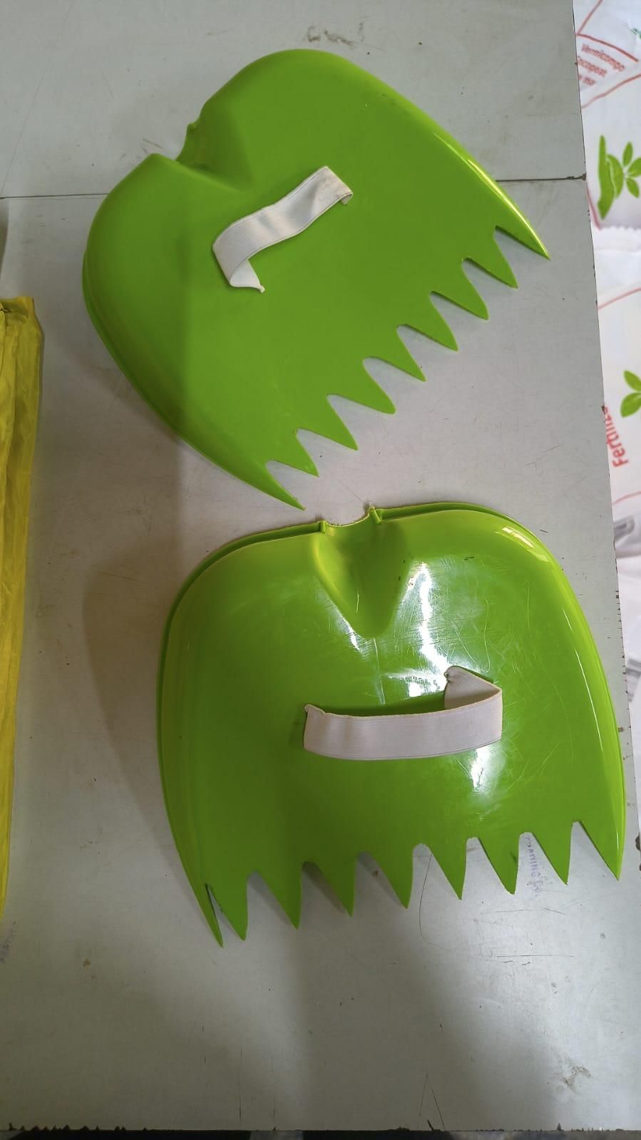 Leaf Scoops Hand Rakes 2 Pcs